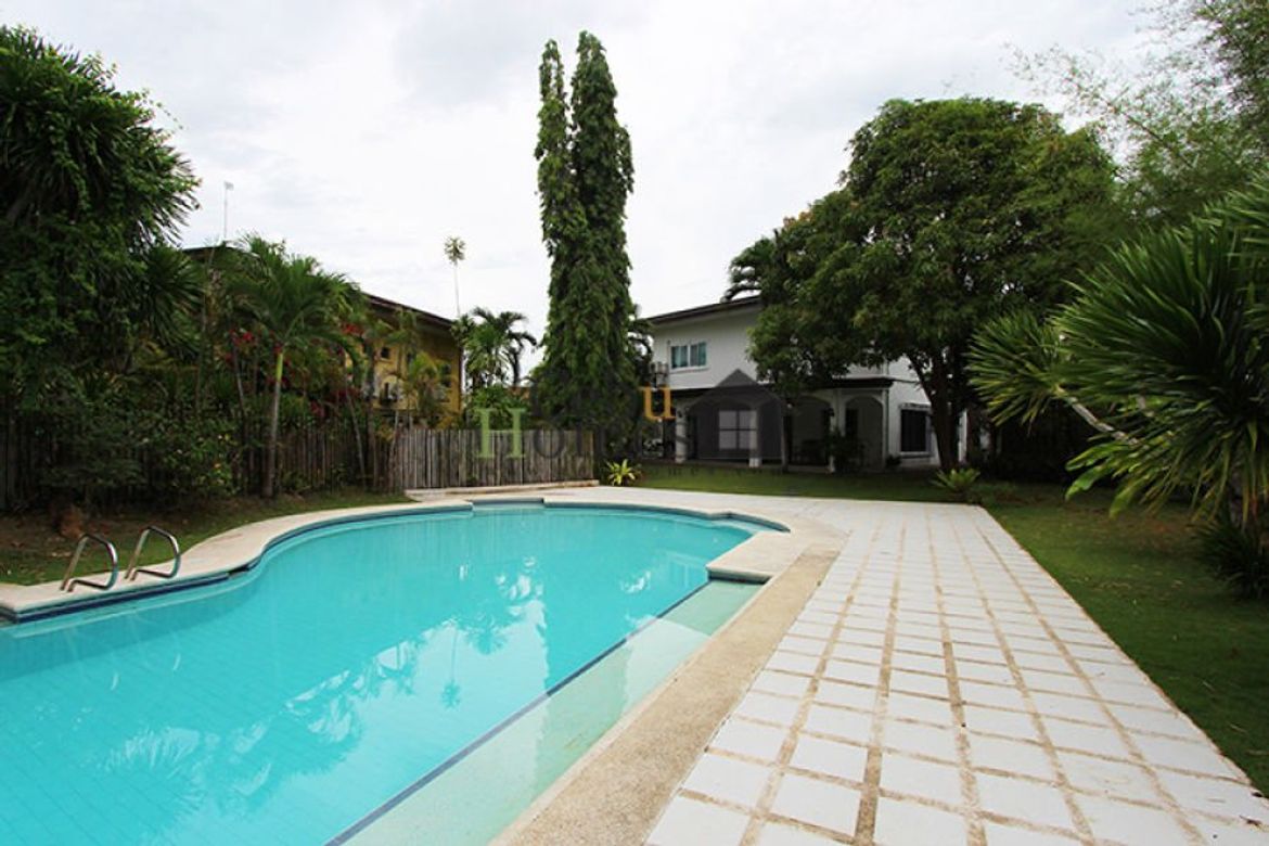 Four Bedroom House with Pool For Sale