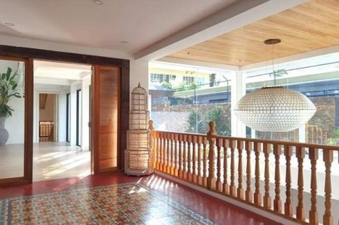 4 Bedroom Villa for sale in Urdaneta, Metro Manila near MRT-3 Ayala