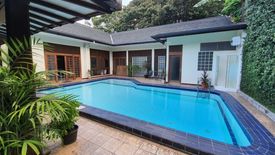 Rumah disewa dengan 5 kamar tidur di Cilandak Barat, Jakarta