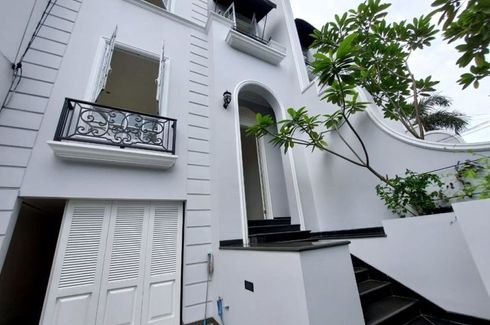 Rumah dijual atau disewa dengan 4 kamar tidur di Cilandak Barat, Jakarta