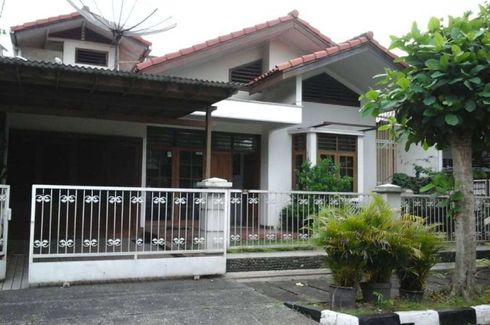 Rumah dijual dengan 4 kamar tidur di Lebak Bulus, Jakarta