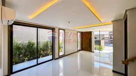 5 Bedroom House for sale in Moonwalk, Metro Manila