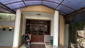 Rumah dijual dengan 4 kamar tidur di Meruya Utara, Jakarta
