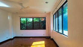 4 Bedroom House for rent in Cembo, Metro Manila near MRT-3 Guadalupe