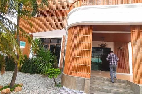5 Bedroom House for rent in Nong Pa Khrang, Chiang Mai