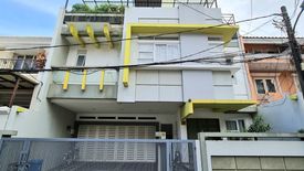 Rumah dijual dengan 7 kamar tidur di Tomang, Jakarta