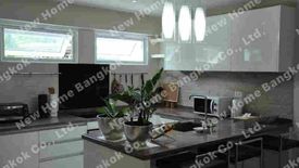 3 Bedroom Townhouse for sale in Khlong Tan Nuea, Bangkok