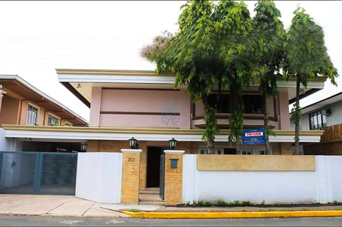 5 Bedroom House for rent in Urdaneta, Metro Manila near MRT-3 Ayala