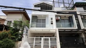 6 Bedroom Townhouse for sale in Moonwalk, Metro Manila