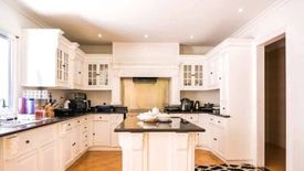 8 Bedroom House for sale in Urdaneta, Metro Manila