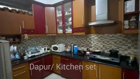 Rumah dijual dengan 4 kamar tidur di Grogol, Jakarta