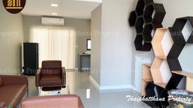 3 Bedroom Townhouse for sale in Thap Yao, Bangkok