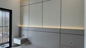 Rumah dijual dengan 5 kamar tidur di Cibatu, Jawa Barat