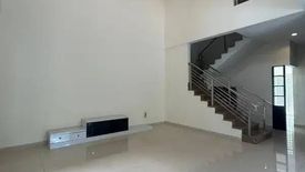 Rumah dijual dengan 5 kamar tidur di Dukuh Pakis, Jawa Timur