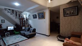 Rumah dijual dengan 5 kamar tidur di Dukuh Pakis, Jawa Timur
