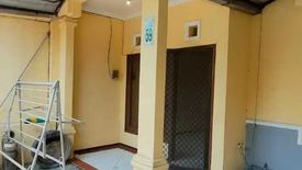 Rumah dijual dengan 4 kamar tidur di Waru, Jawa Timur