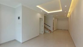 Rumah dijual dengan 4 kamar tidur di Lakar Santri, Jawa Timur