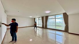 3 Bedroom Condo for sale in Urdaneta, Metro Manila near MRT-3 Buendia