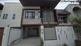 3 Bedroom Townhouse for sale in Khlong Tan Nuea, Bangkok