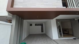 3 Bedroom Townhouse for sale in Khlong Tan Nuea, Bangkok