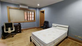 7 Bedroom House for rent in Urdaneta, Metro Manila near MRT-3 Ayala