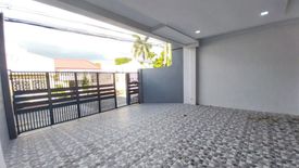 6 Bedroom House for sale in Manuyo Dos, Metro Manila