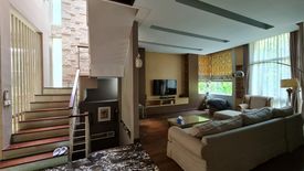 Rumah dijual dengan 4 kamar tidur di Tomang, Jakarta