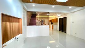 6 Bedroom House for sale in Manuyo Dos, Metro Manila