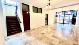 3 Bedroom House for rent in San Lorenzo, Metro Manila near MRT-3 Ayala