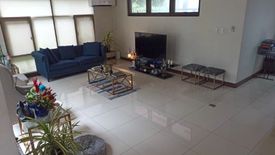 4 Bedroom House for rent in Urdaneta, Metro Manila near MRT-3 Ayala