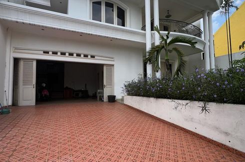 Rumah dijual dengan 4 kamar tidur di Cilandak Barat, Jakarta