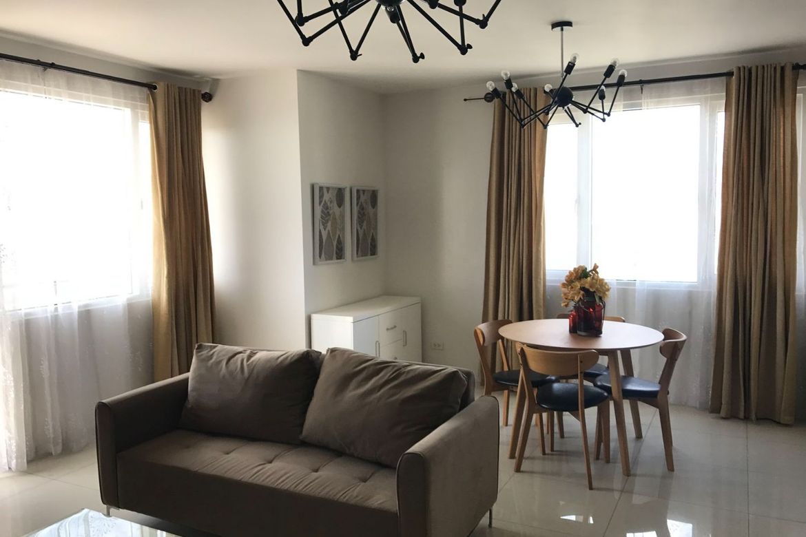 STYLISH EXECUTIVE 2-BEDROOM UNIT WITH PARKING/CALYX RESIDENCES