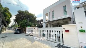 4 Bedroom House for sale in Din Daeng, Bangkok