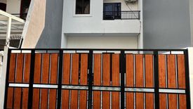 Rumah dijual dengan 3 kamar tidur di Kalisari, Jakarta