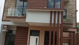 Rumah dijual dengan 4 kamar tidur di Ciracas, Jakarta