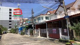 3 Bedroom Townhouse for sale in Sam Sen Nok, Bangkok near MRT Phawana