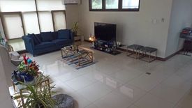 4 Bedroom House for rent in San Lorenzo, Metro Manila near MRT-3 Ayala