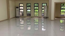 5 Bedroom House for rent in Urdaneta, Metro Manila near MRT-3 Buendia