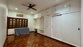 4 Bedroom House for rent in Urdaneta, Metro Manila near MRT-3 Ayala