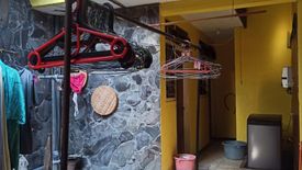 Rumah dijual dengan 5 kamar tidur di Darmo, Jawa Timur