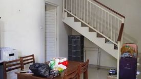 Rumah dijual dengan 4 kamar tidur di Pakal, Jawa Timur