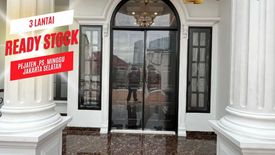 Townhouse dijual dengan 5 kamar tidur di Pejaten Barat, Jakarta