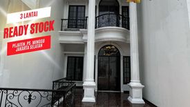 Townhouse dijual dengan 5 kamar tidur di Pejaten Barat, Jakarta