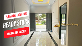 Townhouse dijual dengan 4 kamar tidur di Lenteng Agung, Jakarta