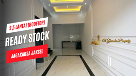 Townhouse dijual dengan 4 kamar tidur di Lenteng Agung, Jakarta