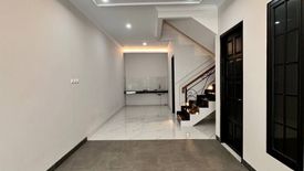 Rumah dijual dengan 5 kamar tidur di Pejaten Barat, Jakarta