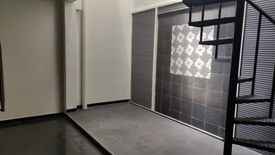 Rumah disewa dengan 4 kamar tidur di Lakar Santri, Jawa Timur
