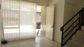 Rumah disewa dengan 3 kamar tidur di Waru, Jawa Timur