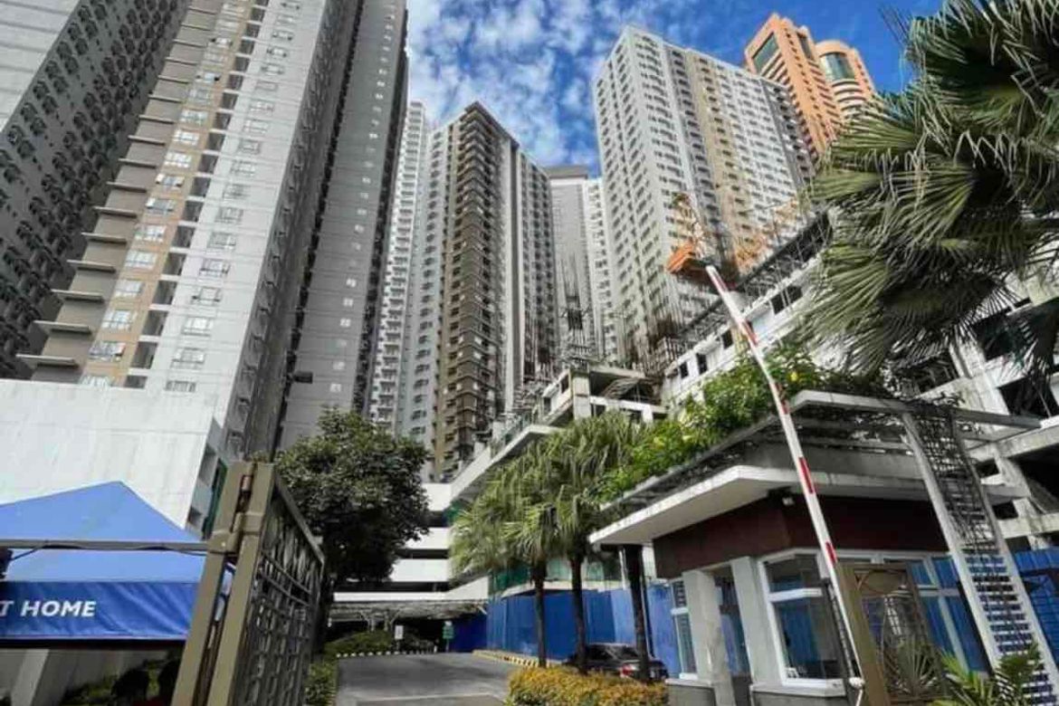 For sale 2 Bedroom Corner unit near Guadalupe rent to own in Mandaluyong