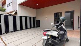 Rumah dijual dengan 5 kamar tidur di Cipinang, Jakarta